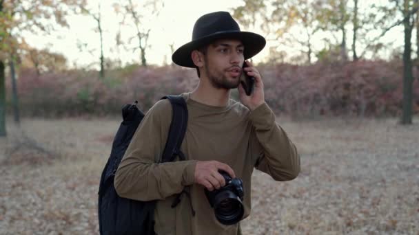 Młody Profesjonalny Fotograf Fotografowany Kamerą Fotograf Robiący Zdjęcia Lesie Rozmawiający — Wideo stockowe