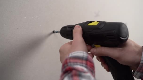 Construction Worker Assemble Drywall Electric Screwdriver Close — Stock Video