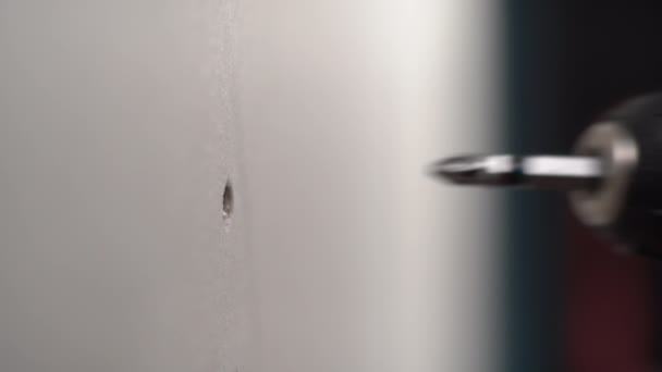 Zbliżenie Dłoni Mężczyzny Wyciągającej Śrubę Ściany Gipsowo Kartonowej Pomocą Śrubokrętu — Wideo stockowe