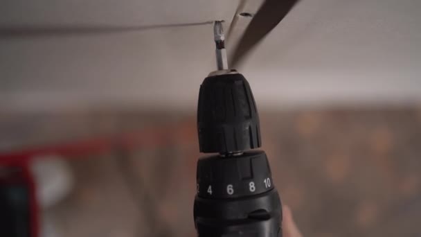 Mann Benutzt Elektrischen Schraubenzieher Schraube Trockenbau Installieren Selbstmontage Vertikales Video — Stockvideo