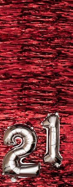 シルバーホイルバルーンナンバー21 赤色の装飾の背景 バースデー グリーティング カード アニバーサリーイベント 垂直バナー コピースペース — ストック写真