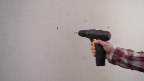 Close Mans Tangan Instal Drywall Dengan Alat Tanpa Kabel Seorang — Stok Video