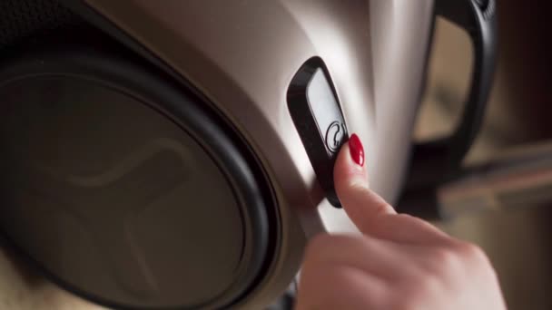 Wanita Menyalakan Vacuum Cleaner Close Modern Perangkat Cerdas Membersihkan Lantai — Stok Video