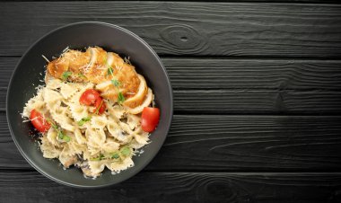 Tavuk ve domatesli krema soslu Farfalle makarna. Tavuk italyan papyonlu makarna. Ev yapımı İtalyan yemeği konsepti. Pankart. Boşluğu kopyala