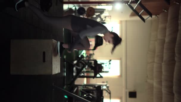 Zıplayan Genç Bir Kadın Egzersiz Rutini Spor Salonunda Atlama Yapan — Stok video