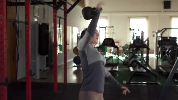 Kobieta Trening Fitness Kettlebell Sporcie Fitness Trening Siłownia Zdrowa Koncepcja — Wideo stockowe