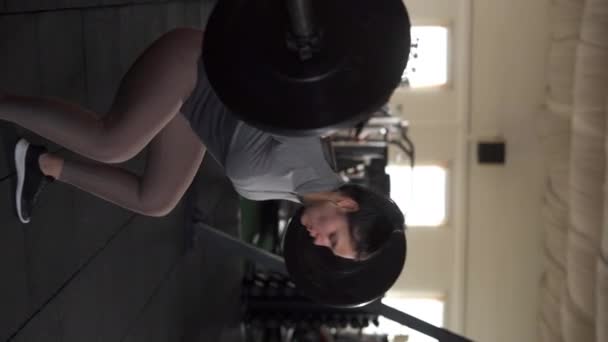 Halterle Egzersiz Yapan Kadınlar Spor Salonunda Ağırlık Kaldıran Bayan Sporcu — Stok video