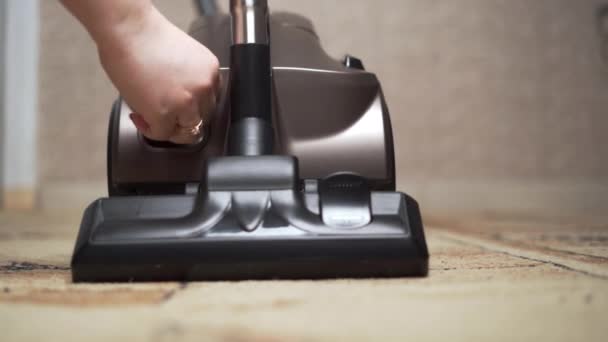 清掃のための現代アパートで掃除機を準備する女性 家のクリーニングおよび家事の概念 — ストック動画