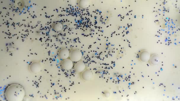 Vit Vätska Bakgrund Bläckbubblor Blandas Abstrakta Planeter Motion Glitter Substans — Stockvideo