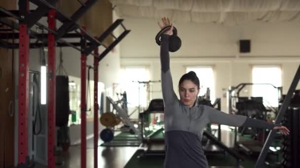 Młoda Szczupła Kobieta Odzieży Sportowej Podnosząca Hantle Podczas Treningu Siłowego — Wideo stockowe