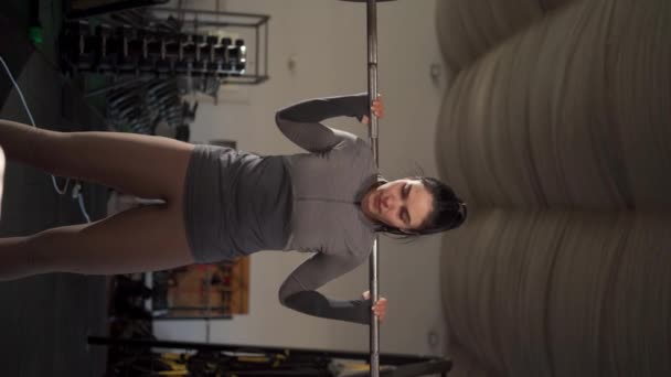 Güçlü Fitness Egzersizi Kadın Vücut Geliştirici Bacaklarını Çalıştırmak Için Spor — Stok video