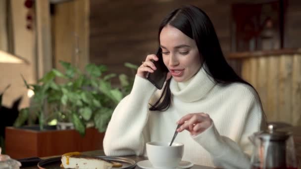 Surprins Girl Vorbind Telefonic Într Cafenea Femeia Tânără Folosește Smartphone — Videoclip de stoc