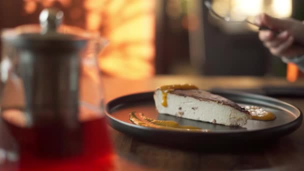 Mulher Comendo Uma Fatia Cheesecake Sentado Mesa Madeira Fatia Bolo — Vídeo de Stock