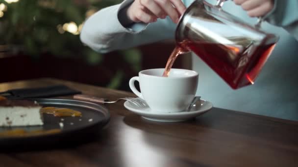 Frauen Gießen Hand Früchtetee Aus Einer Glaskanne Eine Tasse Teezeit — Stockvideo