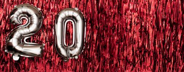 20 yaşında. Gümüş balonlar 20. yıldönümü, mutlu yıllar konsepti. Pankart. Boşluğu kopyala