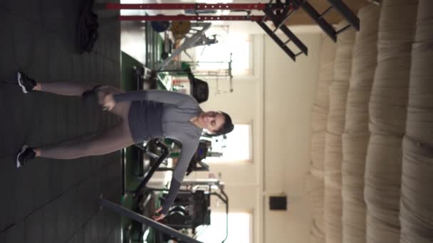 Kettlebell 健身课 年轻女子带着水壶参加健康俱乐部的训练 充满了动力 复制空间 — 图库视频影像