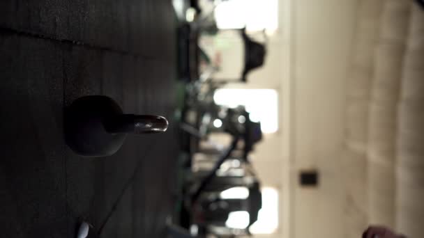 Femme Mignonne Fitness Haltérophilie Avec Kettlebell Pour Entraînement Exercice Salle — Video