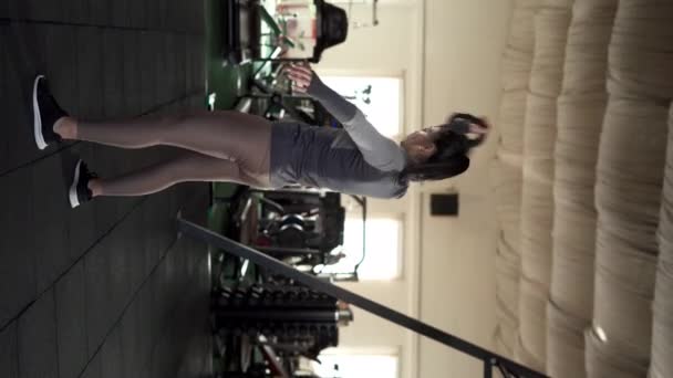 체육관에서 운동을위한 보디빌딩용 스포츠를 비디오 — 비디오