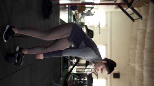 Mujer Levantando Campana Hervidor Agua Gimnasio Cross Fit Concepto Fitness — Vídeo de stock