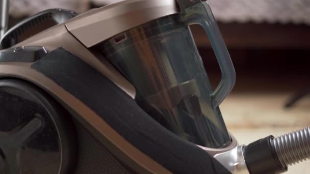 Buang Kontainer Dari Vacuum Cleaner Setelah Membersihkan Rumah Salin Ruang — Stok Video