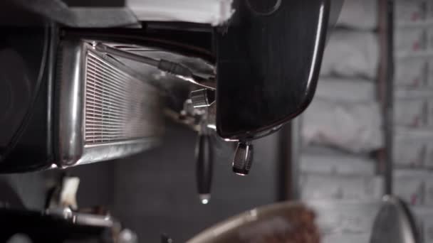 蒸気のコーヒーマシン カフェでコーヒーを準備する男性バリスタ ホワイトカップを置く バーティカルビデオ — ストック動画