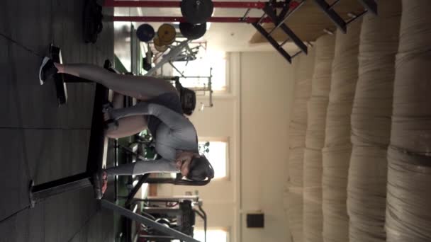 Spor Salonunda Halterle Egzersiz Yapan Bir Kadın Spor Giyimli Kız — Stok video
