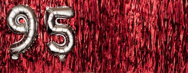 95 numaralı gümüş folyo balonu. Doğum günü ya da yıldönümü kartında 95 yazılıydı. Kırmızı süsleme arkaplan. Yıldönümü kutlaması. Pankart. Boşluğu kopyala