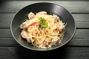 Restoranda tabakta köfteli İtalyan makarnası. Yemek konsepti. Boşluğu kopyala