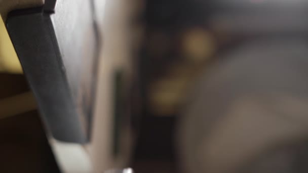 Бариста Готовит Кофе Эспрессо Портативный Фильтр Уплотнения Кофе Фальсификатором Крупный — стоковое видео