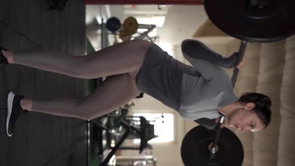 Vrouw Gewichtheffer Met Zware Metalen Professionele Lange Halter Maken Oefening — Stockvideo