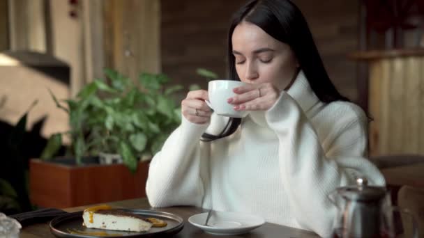 Mulher Bonita Desfrutando Seu Chá Manhã Café Moderno Conceito Pausa — Vídeo de Stock