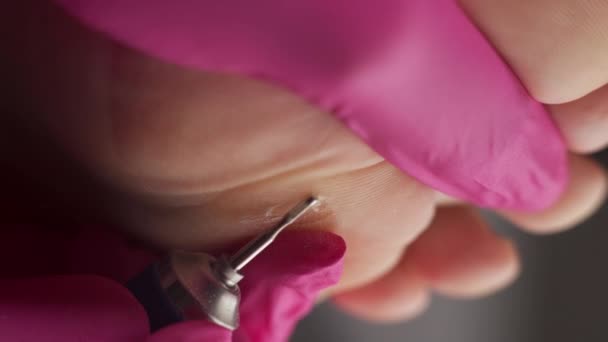 Mestre Beleza Fazendo Pedicure Pés Femininos Recebendo Pedicuro Hardware Conceito — Vídeo de Stock