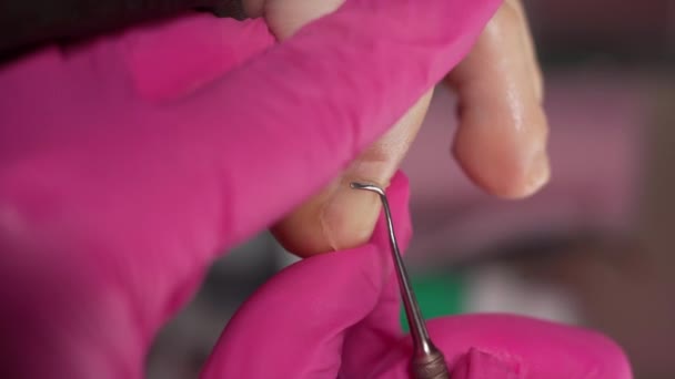 Junge Frau Bekommt Pediküre Mit Nagelhaut Kürette Schönheitssalon Nahaufnahme Kopierraum — Stockvideo