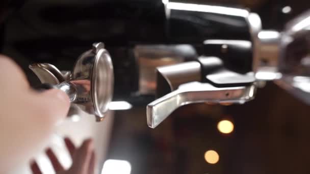 Наземный Свежий Кофе Выливающийся Шлифовальной Машины Попадающий Портовый Фильтр Пов — стоковое видео