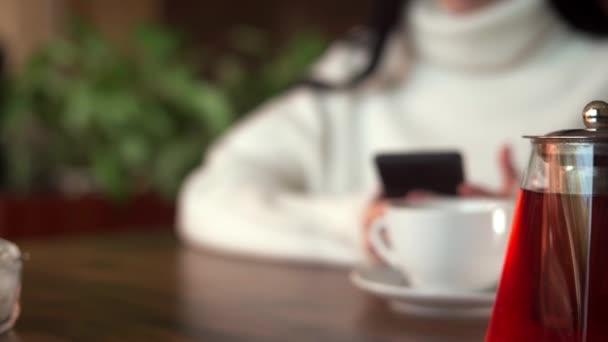 여성은 전화를 사용하여 카페에서 테이블에 주문된 디저트를 받는다 프리랜서 비즈니스 — 비디오