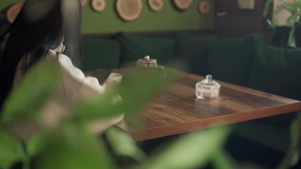 Jeune Femme Relaxant Dans Café Une Table Serveur Servant Dessert — Video