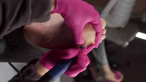 Podiatrist Lekarz Pomocą Sprzętu Szlifierskiego Procedury Dla Stóp Pedicure Salonie — Wideo stockowe