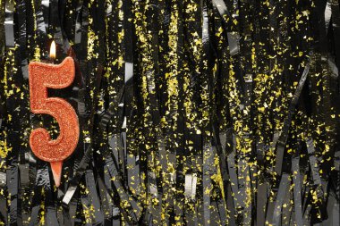 Kırmızı doğum günü mumlarını koyu renkli arka planda yakmak, 5 numara. Pankart. Boşluğu kopyala