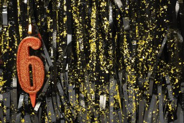 Koyu parlak arka planda kırmızı doğum günü mumları yakmak, 6 numara. Boşluğu kopyala