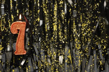 Koyu parlak arka planda kırmızı doğum günü mumları yakmak, 7 numara. Pankart. Boşluğu kopyala