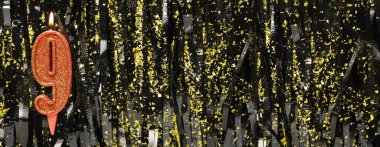 Kırmızı doğum günü mumlarını koyu parlak arka planda yakmak, 9 numara. Boşluğu kopyala