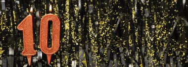 Kırmızı doğum günü mumlarını koyu renkli arka planda yakmak, 10 numara. Pankart. Boşluğu kopyala