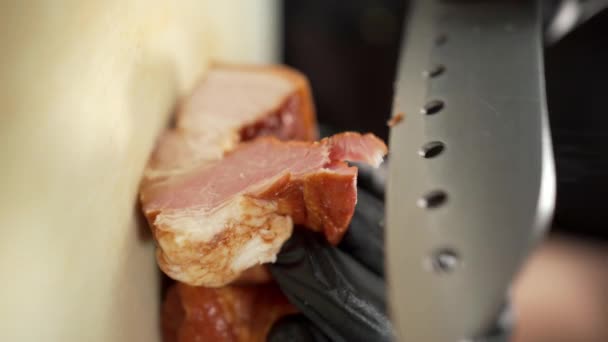 Närbild Kock Skar Rökt Bacon Tunna Skivor Skärbrädan Med Vass — Stockvideo