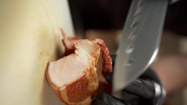 Close Chef Cortou Bacon Defumado Fatias Finas Placa Corte Com — Vídeo de Stock