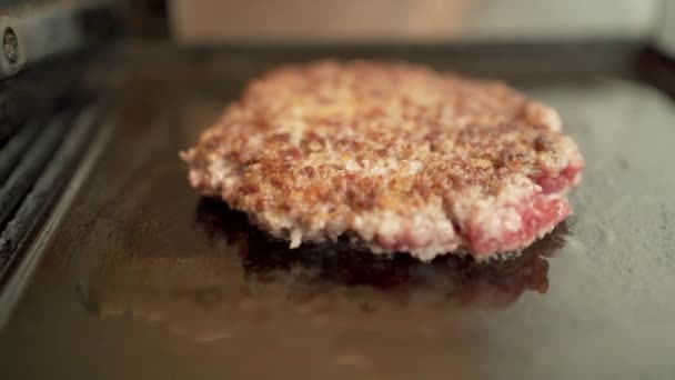 Zbliżenie Gotowanie Wołowiny Wieprzowiny Patty Hamburgera Mięso Pieczone Kuchni Przestrzeń — Wideo stockowe