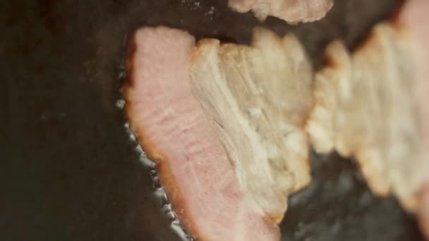 Spek Snijdt Koken Grill Close Bacon Gebakken Een Hete Koekenpan — Stockvideo