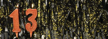 Işıltılı arka planda kırmızı doğum günü mumları yakmak, 13 numara. Pankart. Boşluğu kopyala