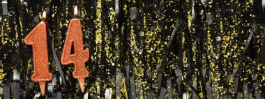 Işıltılı arka planda kırmızı doğum günü mumları yakmak, 14 numara. Pankart. Boşluğu kopyala