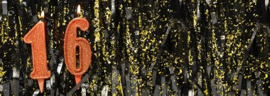 Simli arka planda kırmızı doğum günü mumları yakmak, 16 numara. Pankart. Boşluğu kopyala