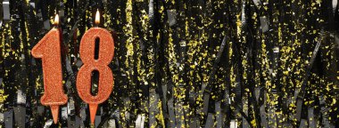 Gösterişli arka planda kırmızı doğum günü mumları yakmak, 18 numara. Pankart. Boşluğu kopyala